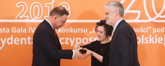 Prezydent Polski wręcza nagrodę "Lidera Dostęności" dyrektorowi Muzeum Łazienki Królewskie i pracownicy Muzeum.