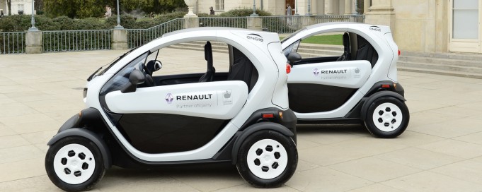 Czarno-białe samochody elektryczne przed Pałacem na Wyspie.