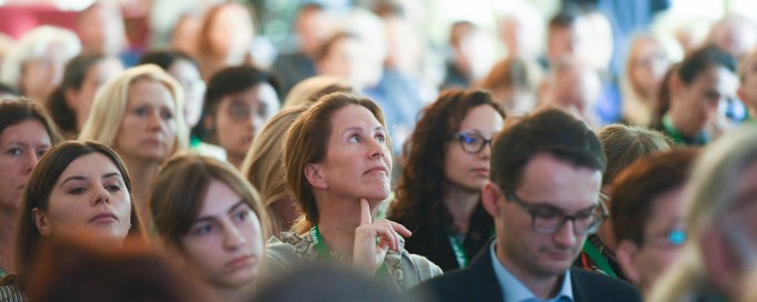 Widok na tłum siedzących ludzi. 