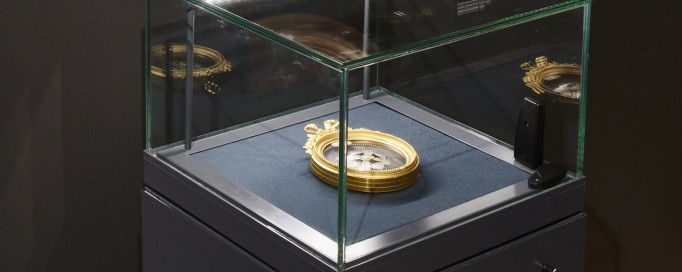 Gwiazda Krzyża Wielkiego Virtuti Militari wyksponowana w szklanej gablocie, stojącej poniżej portretu.