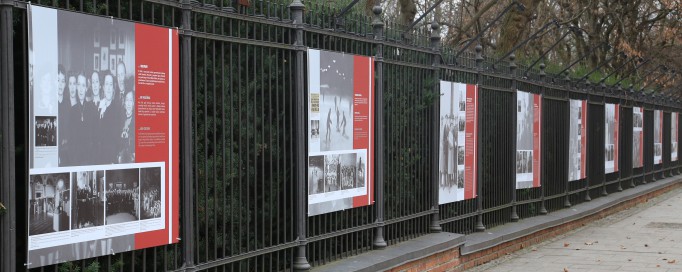 Plansze wystawowe wiszą na ogrodzeniu łazienkowskiego ogrodu. 