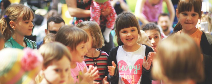 Grupa kilkuletnich dzieci.