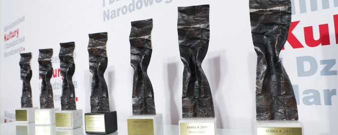 Statuetki nagrody Sybilla, w tle logo Ministerstwa Kultury i Dziedzictwa Narodowego.