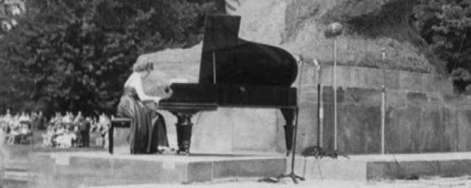 Kobieta grająca na fortepianie pod Pomnikiem Chopina.