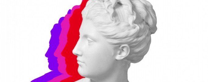 Popiersie kobiety wykonane z białego marmuru. Kobieta ma głowę skierowaną w lewą stronę. Na głowie kobiety widnieją niewielkie rogi. 