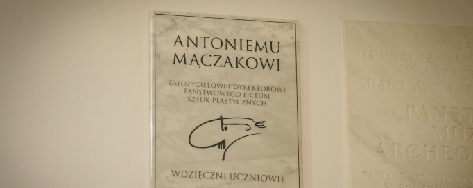 Kamienna tablica na ścianie.