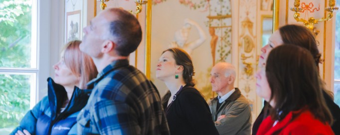 Grupa ludzi zwiedzająca wnętrze Białego Domu. 