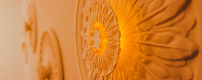 Okrągłe świecące rozety na ścianie. 