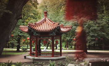 Domek w stylu chińskim stojący w ogrodzie.