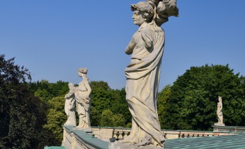 Cztery rzeźby przedstawiające kobiety.