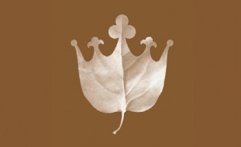 Na brązowym tle widoczne jest logo Łazienek Królewskich, przedstawiające liść zakończony na kształ korony.