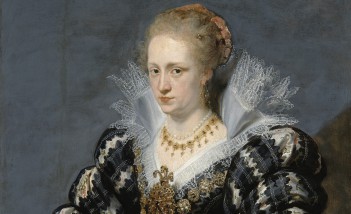 Portret kobiety w bogato zdobionej sukni z epoki.