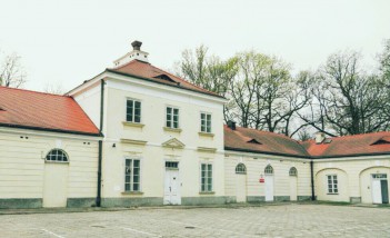 Budynki Stajni Kubickiego w Łazienkach Królewskich.