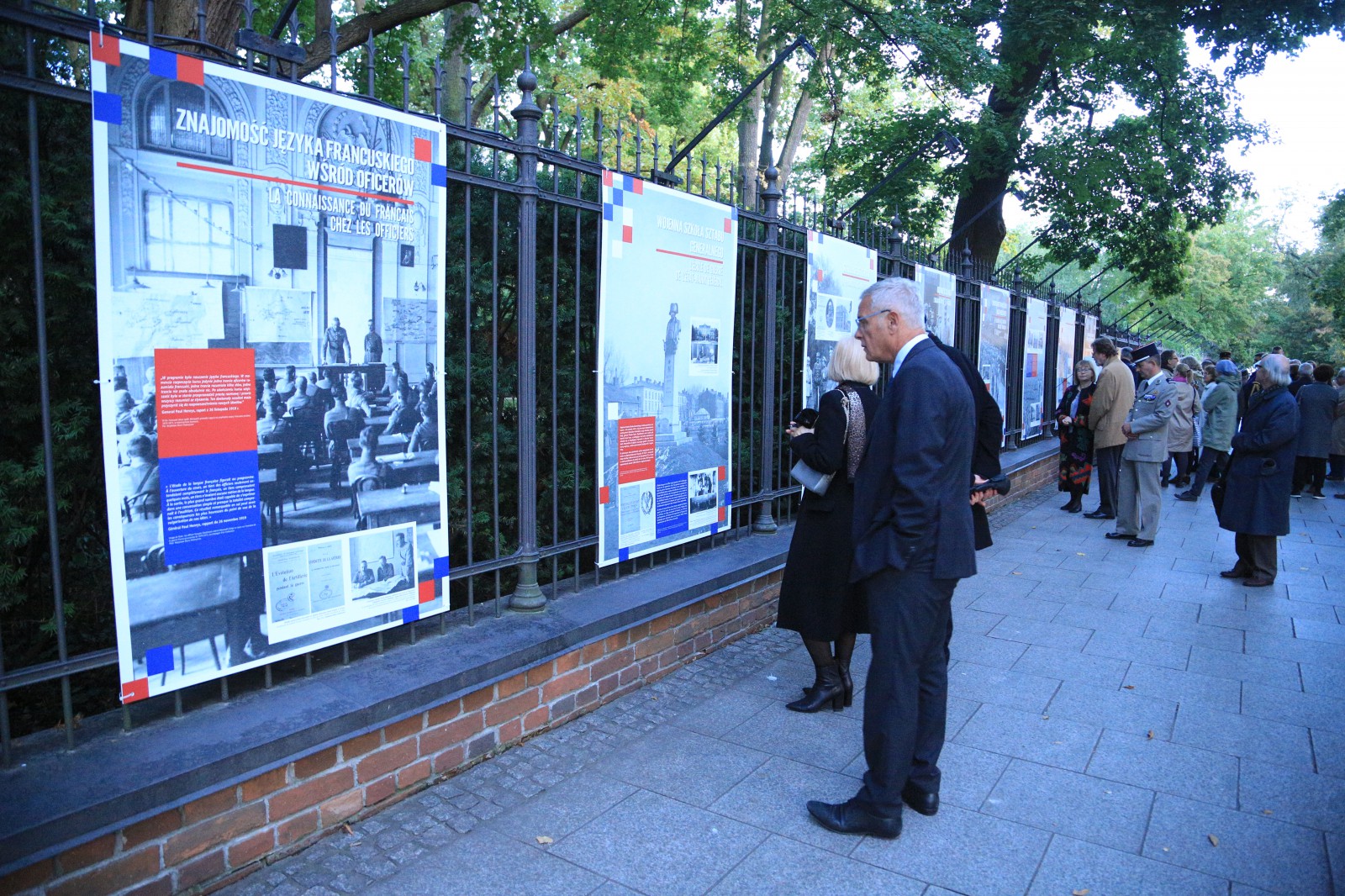 Ludzie oglądający wystawę w Galerii Plenerowej w Łazienkach Królewskich.