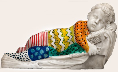 Rzeźba przedstawiająca śpiącego chłopca.