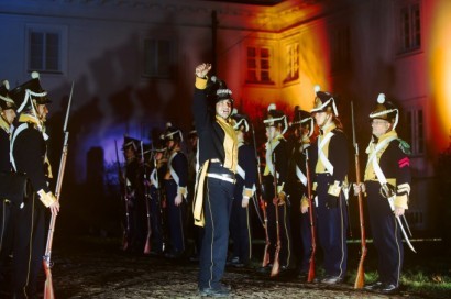 Grupa żołnierzy w historycznych mundurach. 