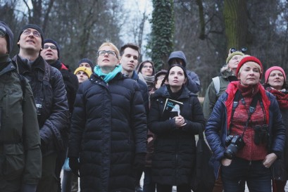 Grupa ludzi w parku.