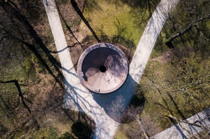 Widok z góry na budowlę o okrągłym dachu. 