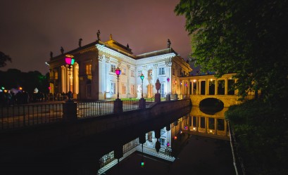 Pałac na Wyspie nocą. Budynek jest oświetlony.