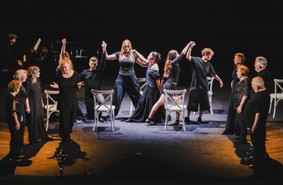 Grupa ludzi występująca na scenie. 