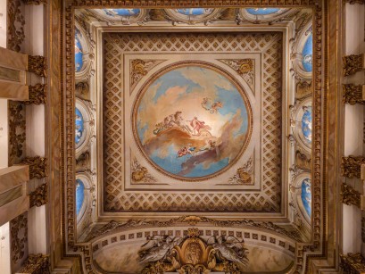 Plafon w Teatrze Królewskim przedstawiający mężczyznę w rydwanie sunącego wśród chmur.