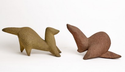 Dwie gliniane, brązowe figurki w kształcie zwierząt. 
