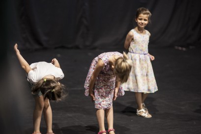 Trzy dziewczynki występujące na scenie. 