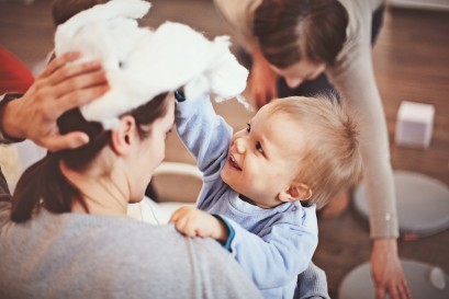 Małe dziecko bawi się z matką.