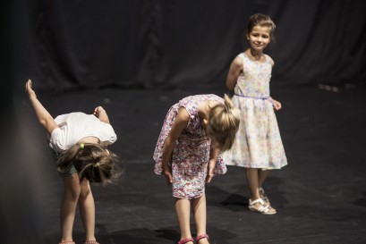 Trzy dziewczynki występujące na scenie. 