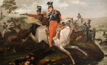 Obraz ilustrujący śmierć Józefa Poniatowskiego, książę siedzi na koniu, wokól widać strzelających żołnierzy.
