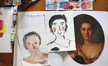 Dziecięce rysunki przedstawiające portrety kobiet, obok reprodukacja obrazu popiersia kobiety. 