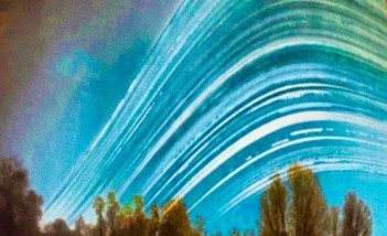 Obrazek przedstawiający drzewa na tle niebieskiego nieba, z zaznaczonymi łunami. 