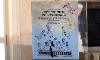 Okładka książki "Król, muzy i pomarańcze". Na okładce jest rysunek przedstawiający muzy. 