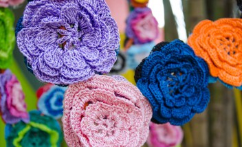 Kolorowe kwiaty wykonane z włóczki.