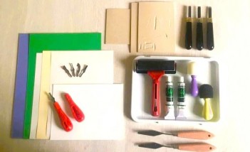 Kartki papieru i narzędzia rzemieślnicze leżące na stole. 