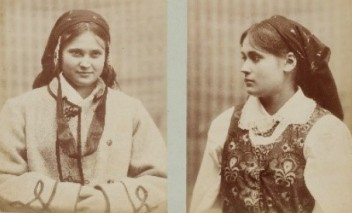 Stare fotografie przedstawiające dwie młode dziewczyny w ludowych strojach i dwóch mężczyzn trzymających w rękach fajkę. 