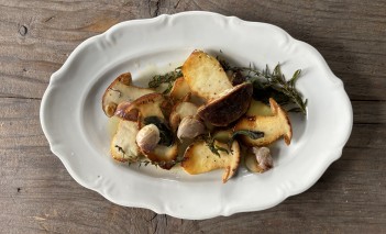 Biały talerz z jedzeniem.