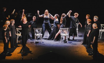 Grupa ludzi występująca na scenie.