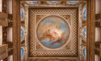 Plafon w Teatrze Królewskim przedstawiający mężczyznę w rydwanie sunącego wśród chmur.