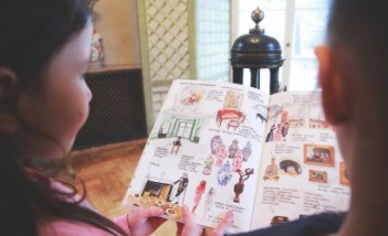 Dzieci oglądające ilustrowaną książkę.