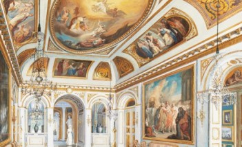 Sala Salomona w Pałacu na Wyspie ozdobiona złoceniami i biblijnymi obrazami. 