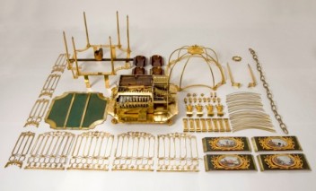 Złote elementy o różnych kształtach leżące obok siebie.