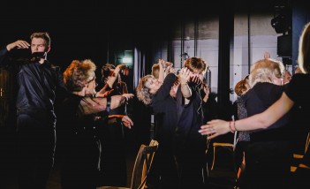 Grupa ludzi występująca na scenie.