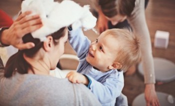 Małe dziecko bawi się z matką.