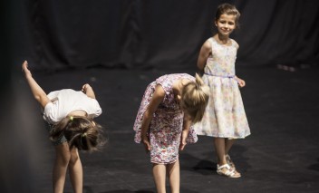 Trzy dziewczynki występujące na scenie. 