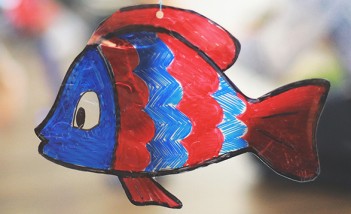 Kolorowa rybka wykonana z papieru. 