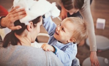 Małe dziecko bawi się z matką.