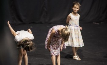 Trzy dziewczynki występujące na scenie. 