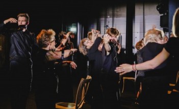 Grupa ludzi występująca na scenie. 