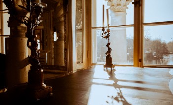 Sala w Pałacu na Wyspie. Na wprost widoczne jest duże okno, za oknem znajduje się kolumna. Po ścianą w sali znajduje się rzeźba.